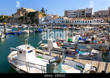 Lokale Fischerboote im Hafen von Ciutadella, Menorca, Spanien Stockfoto