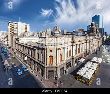 Santiago de Chile Innenstadt, gemischt moderne Wolkenkratzer mit historischen Gebäuden, Chile. Stockfoto