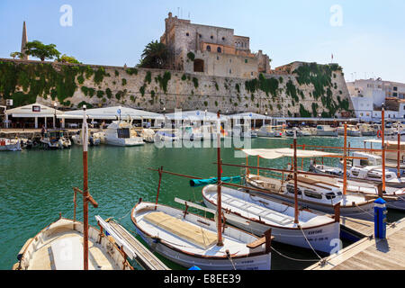 Lokale Fischerboote im Hafen von Ciutadella, Menorca, Spanien Stockfoto