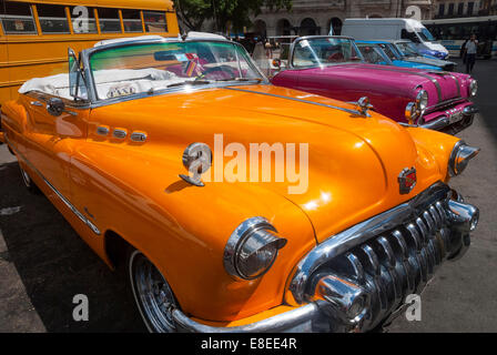 Manchmal bezeichnet als Yank Tanks klassischen amerikanischen Oldtimern häufig als ein Taxi und Tour Service in Havanna Kuba dienen Stockfoto