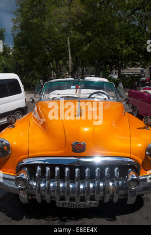 Eine klassische amerikanische Oldtimer dient als ein Taxi und Tour Service in Havanna Kuba Stockfoto