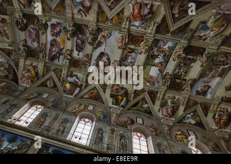 Decke der Sixtinischen Kapelle von Michelangelo, Vatikanische Museen, Vatikanstadt Stockfoto