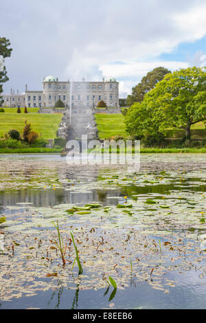 Enniskerry, Irland - 11. Mai 2014: Brunnen auf den Triton-See im italienischen Garten in Powerscourt Zustand Stockfoto