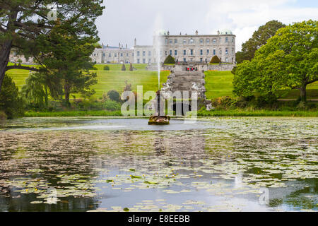 Enniskerry, Irland - 11. Mai 2014: Brunnen auf den Triton-See im italienischen Garten in Powerscourt Zustand Stockfoto