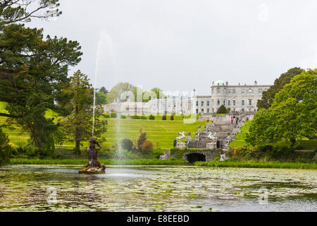 Enniskerry, Irland - 11. Mai 2014: Brunnen auf den Triton-See im italienischen Garten in Powerscourt Zustand Stockfoto