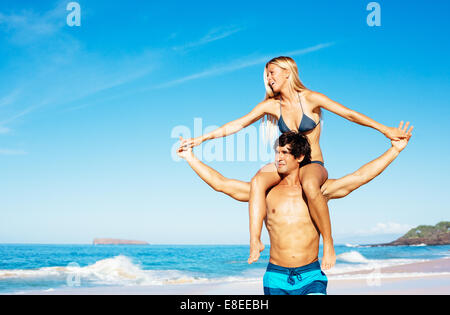 Attraktive glückliches Paar an schönen sonnigen Strand Stockfoto