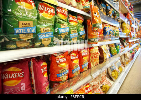 Chips und Snacks in einem uk-Supermarkt Stockfoto