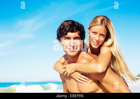 Attraktive gut aussehende Paar am sonnigen Strand Stockfoto