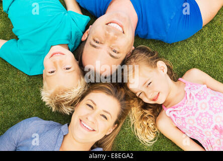 Porträt der glückliche Familie von vier außerhalb. Eltern und zwei kleinen Kindern Stockfoto