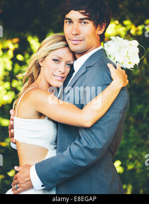 Romantische Hochzeitspaar umarmt. Brautpaar am Hochzeitstag Stockfoto