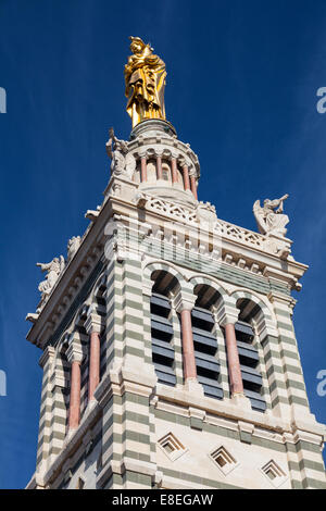 Detail der oberen Glockenturm der Kathedrale Notre Dame de la Garde, mit der goldenen Madonna mit Kind, Marseille. Stockfoto