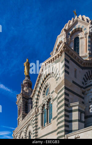 Blick auf das Querschiff und Kuppel der Notre Dame de la Garde in Marseille. Stockfoto