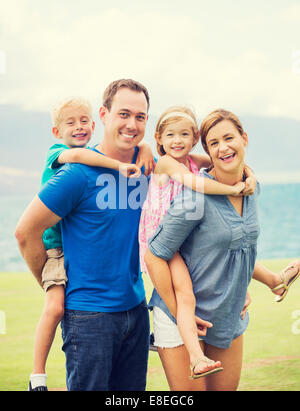 Porträt der glückliche Familie von vier außerhalb Stockfoto