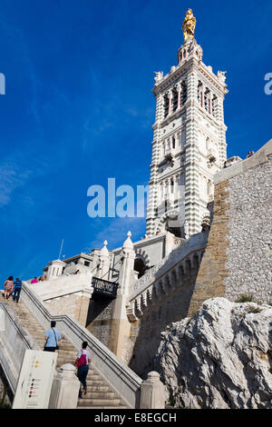 Kleine zugbrücke am Eingang zum Notre Dame de la Garde von der früheren Rolle als Festung, Marseille, Frankreich. Stockfoto