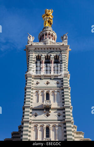 Glockenturm der Kathedrale Notre Dame de la Garde, gekrönt mit einer goldenen Statue der Madonna mit Kind, Marseille. Stockfoto