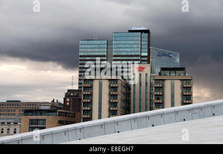 Schrägen Dach der Nationaloper und Hotelbauten der Bjorvika-Entwicklung Stockfoto