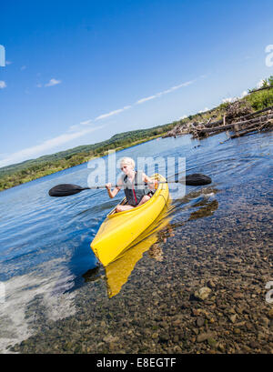 Ruhe-Fluss und Frau Kajak in Gaspe, Quebec, Kanada Stockfoto