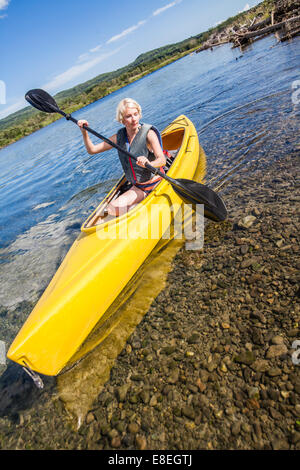 Ruhe-Fluss und Frau Kajak in Gaspe, Quebec, Kanada Stockfoto