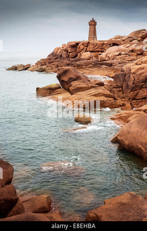 Leuchtturm und rosa Granit Felsen, Ploumanach, Côtes d ' Armor, Bretagne, Frankreich, Europa Stockfoto