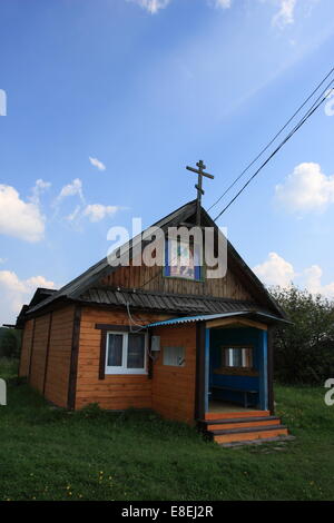 Eine Kirche im Dorf Serbishino im Ural, zwei Autostunden von Jekaterinburg, die drittgrößte Stadt in Russland. Stockfoto