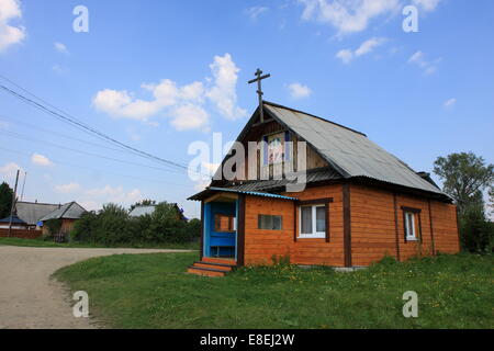 Eine Kirche im Dorf Serbishino im Ural, zwei Autostunden von Jekaterinburg, die drittgrößte Stadt in Russland. Stockfoto