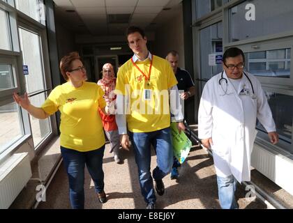 Sarajevo, Bosnien und Herzegowina. 6. Oktober 2014. Torhüter der Fußball-Nationalmannschaft von Bosnien und Herzegowina Asmir Begovic (C) besucht ein Kinderkrankenhaus zur Krebsbehandlung in Sarajevo, kranke Kindern in Sarajevo, Bosnien und Herzegowina, am 6. Oktober 2014 zu fördern. © Haris Memija/Xinhua/Alamy Live-Nachrichten Stockfoto