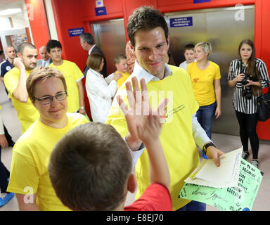 Sarajevo, Bosnien und Herzegowina. 6. Oktober 2014. Torhüter der Fußball-Nationalmannschaft von Bosnien und Herzegowina Asmir Begovic besucht ein Kinderkrankenhaus zur Krebsbehandlung in Sarajevo, kranke Kindern in Sarajevo, Bosnien und Herzegowina, am 6. Oktober 2014 zu fördern. © Haris Memija/Xinhua/Alamy Live-Nachrichten Stockfoto