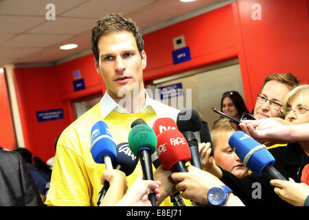 Sarajevo, Bosnien und Herzegowina. 6. Oktober 2014. Torhüter der Fußball-Nationalmannschaft von Bosnien und Herzegowina Asmir Begovic spricht zu Reportern besucht er ein Kinderkrankenhaus zur Krebsbehandlung in Sarajevo, kranke Kindern in Sarajevo, Bosnien und Herzegowina, am 6. Oktober 2014 zu fördern. © Haris Memija/Xinhua/Alamy Live-Nachrichten Stockfoto