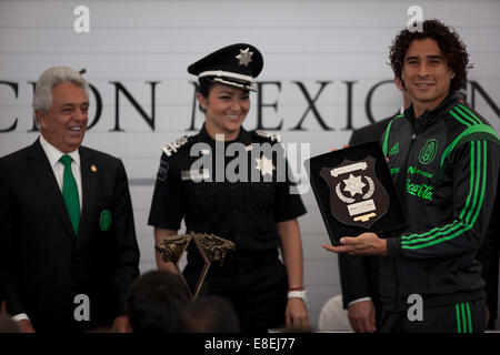 Mexico City, Mexiko. 6. Oktober 2014. Guillermo Ochoa (R), Torwart der mexikanischen Fußball-Nationalmannschaft erhält eine Anerkennung in der föderalen Polizei Kommandozentrale in Mexiko-Stadt, Hauptstadt von Mexiko, am 6. Oktober 2014. © Pedro Mera/Xinhua/Alamy Live-Nachrichten Stockfoto