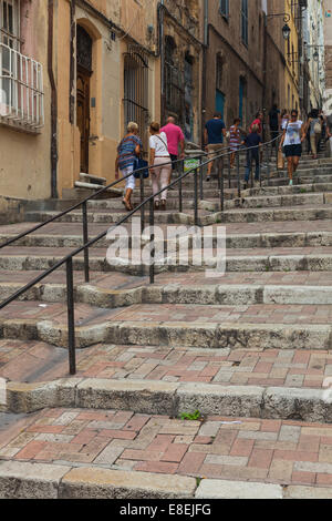 Kleine Gruppe von Touristen klettern Schritte zum Viertel Panier der Altstadt von Marseille, Frankreich. Stockfoto