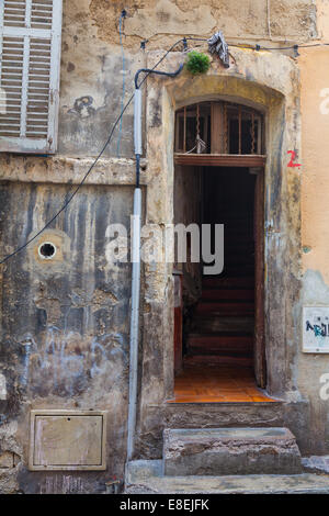 Offene Tür und Eingangsbereich eines Hauses im Viertel Panier der Altstadt von Marseille, Frankreich. Stockfoto