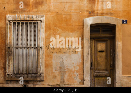 Abstraktes Bild einer Tür und Fenster im Viertel Panier der Altstadt von Marseille, Frankreich, Stockfoto