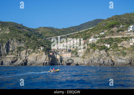 Bahnhofsbereich von Riomaggiore, Cinque Terre, Ligurien, Italien. Vom Meer aus gesehen. Stockfoto