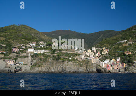 Riomaggiore, Cinque Terre, Ligurien, Italien, zeigt den Bahnhofsbereich links und rechts Hafen (siehe Brücke). Stockfoto