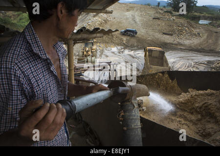 Laiza, Kachin, Myanmar. 8. Juli 2014. Eine chinesische Goldgräber sprüht den Boden mit einem starken Wasserstrahl, Trennung von Gold aus dem Boden an einem gold-Bergbau-Standort. (Bild Kredit: Taylor Weidman/zReportage.com © über ZUMA Press) Stockfoto