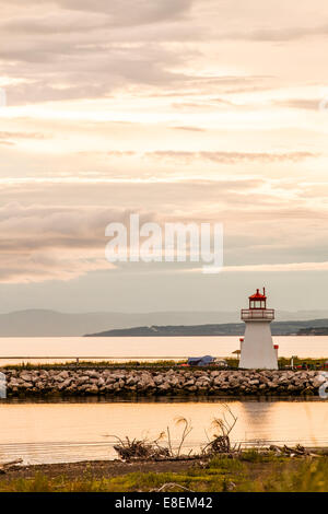 Beleuchtete Leuchtturm in Gaspe Halbinsel, New Richmond, Quebec, Kanada Stockfoto