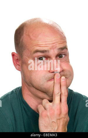 Erkrankten Mann hält den Mund geschlossen, wie er ist, Erbrechen und dem Kopf zusammenschlagen. Stockfoto