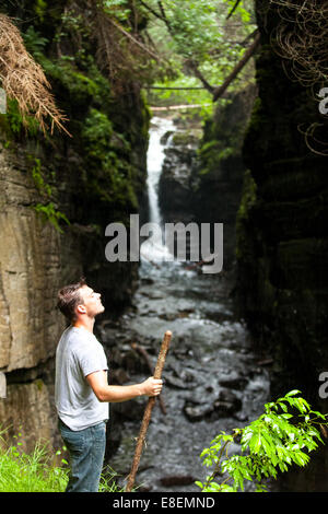 Wanderer genießen den Moment in der wilden Natur an einem regnerischen Tag Stockfoto