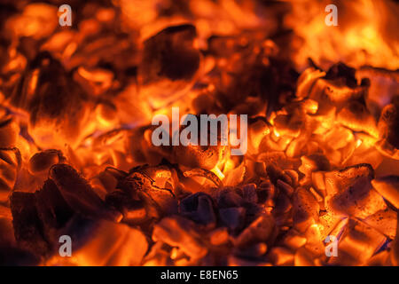 Leuchtend Orange Glut in einem Holz Herd Stockfoto