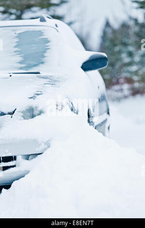 Auto stecken hinter ein Schneegestöber in Kanada Stockfoto