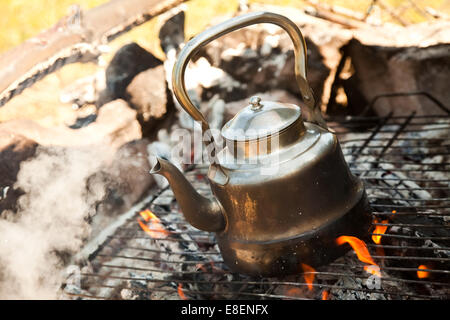 Wasserkocher mit Wasser auf das Feuer erhitzt Stockfoto