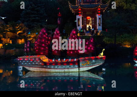 Ein Blick auf Boot Laternen in den chinesischen Garten von Montreal Botanical Gardens entfernt. Stockfoto