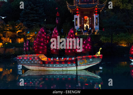 Ein Blick auf Boot Laternen in den chinesischen Garten von Montreal Botanical Gardens entfernt. Stockfoto