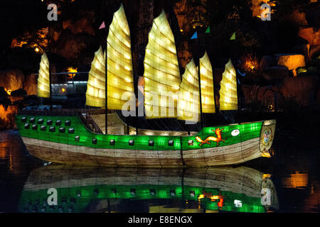 Ein Blick auf Boot Laternen in den chinesischen Garten von Montreal Botanical Gardens entfernt. Stockfoto