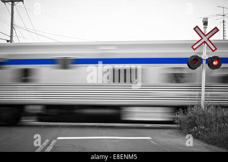 Vorbeifahrenden Züge am Bahnübergang Stockfoto