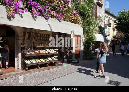 Essen & Pasta Store & Bougainvillea, Gardasee' Lago di Garda oder Lago Benaco' am See, See in Italien. Ein beliebter Italienischer Urlaub Lage, Europa, EU Stockfoto