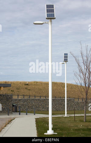 Im Ralph Klein Park's Environmental Education and Ethics Centre in Calgary, Alberta, Kanada, wird die Solartechnologie für Outdoor-LED-Leuchten eingesetzt Stockfoto