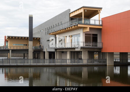 Das Environmental Education and Ethics Center, ein LEED Gold Standard Gebäude mit Solarpanel und Wasseraufbereitung Feuchtgebiet im Ralph Klein Park. Stockfoto