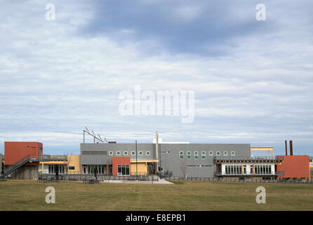 Umweltbildung und Ethik-Zentrum, ein Gebäude mit LEED-Gold-Standard Wasser Behandlung Feuchtgebiet in Ralph Klein Park Stockfoto