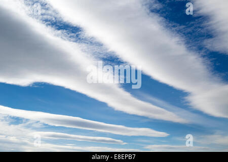 Blauer Himmel mit Wolken Stockfoto